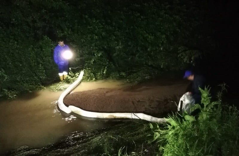 Poluare serioasă cu produse petroliere, pe un canal din Aleşd! ABA Crișuri și ISU  Crişana au intervenit de urgență!
