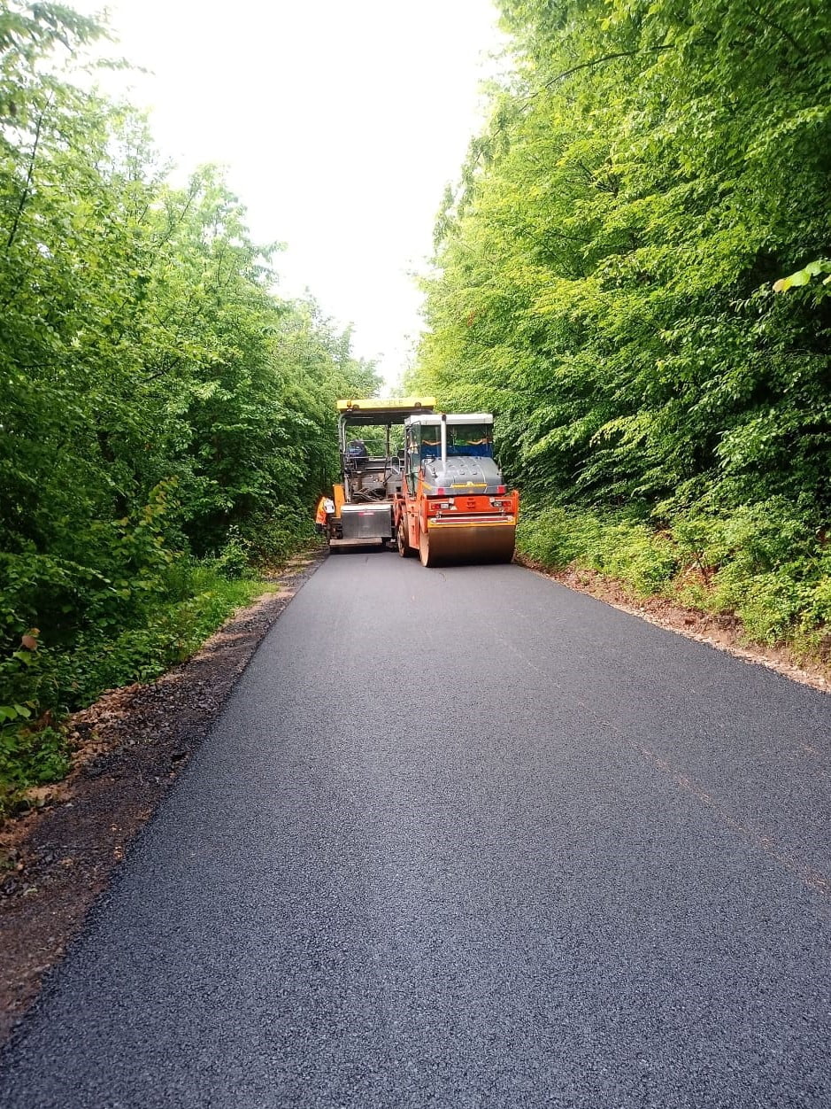 (FOTO) A fost finalizată asfaltarea drumului județean ce leagă Mărişelul de Măguri Răcătău