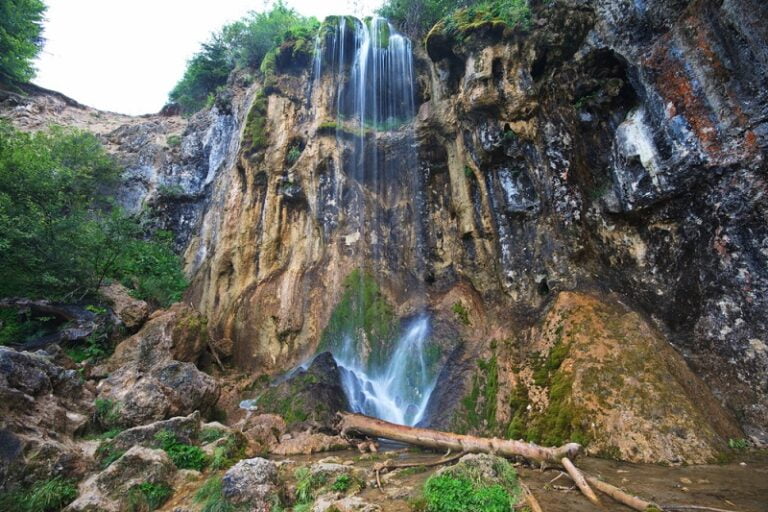 (VIDEO) Cascada Pișoaia din Vidra, „cascada miresei” din ţara Craiului Iancu