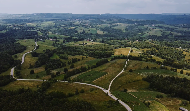 Belișul filmat din DRONĂ: Peisaje superbe în jurul celui mai frumos lac din Apuseni!