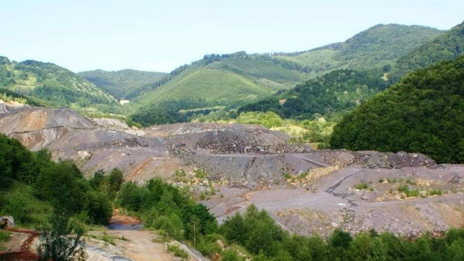 Exploatarea cu cianuri de la Certej, din Munții Apuseni, a fost oprită de judecătorii Curții de Apel Oradea!