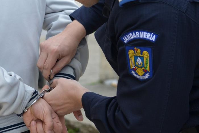 Poliţiştii și jandarmii din Galda de Jos l-au identificat şi reţinut pe un bărbat care avea un mandat de executare a pedepsei închisorii.