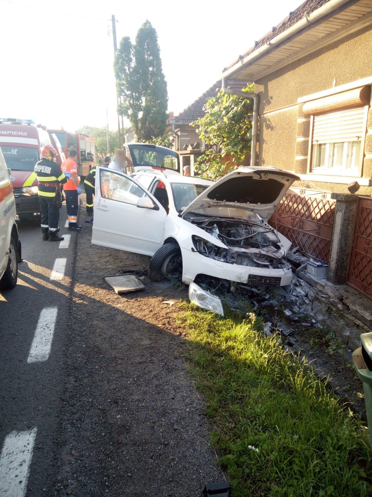 Accident pe raza localității Negreni, șoferul unui autoturism a pierdut controlul volanului și s-a izbit de un gard!