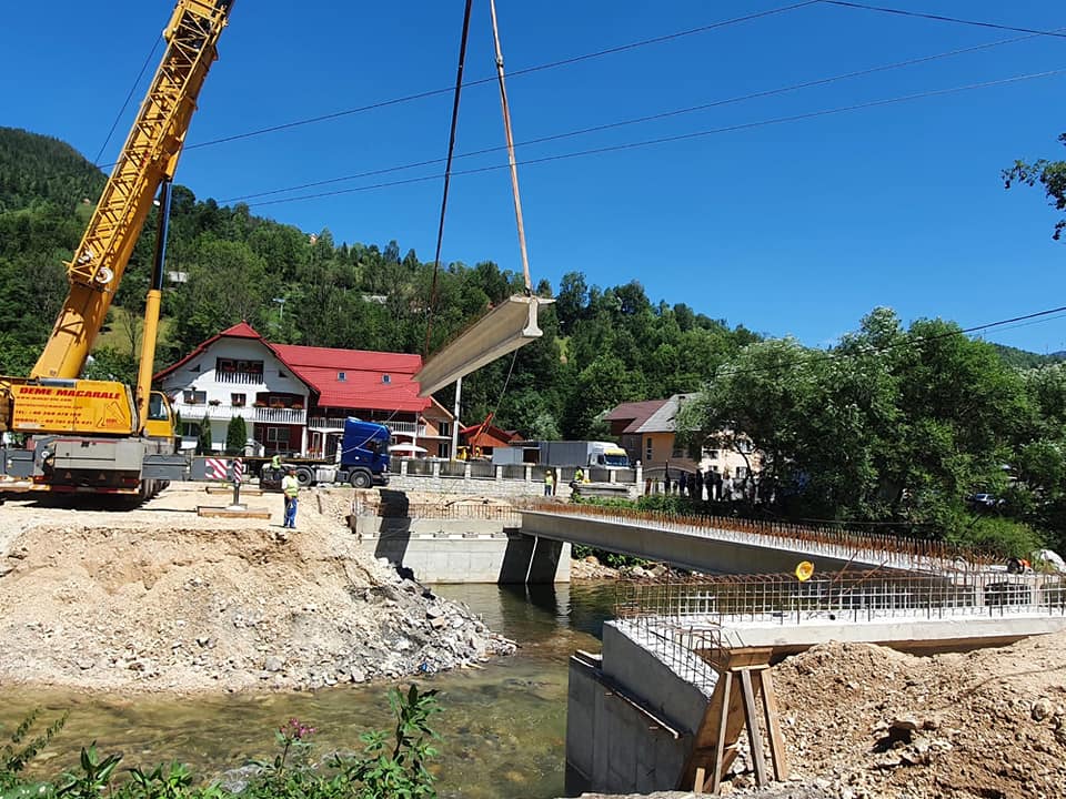 Podul peste râul Arieșul Mare, din comuna Albac, începe să prindă contur