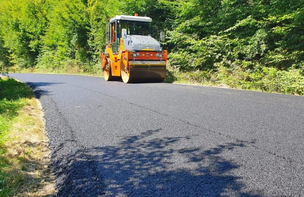Au fost finalizate lucrările de asfaltare la drumul judeţean 103K Căpușu Mare – Agârbiciu – Râșca