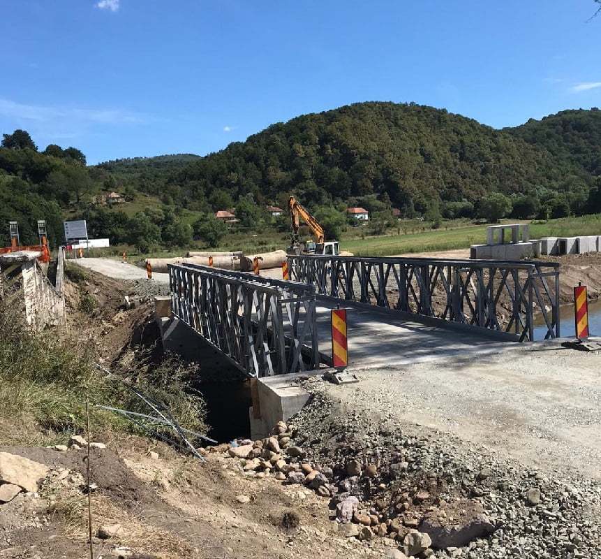 (FOTO-VIDEO) A fost redeschisă circulația rutieră pe drumul județean 764B Valea Drăganului – PODUL METALIC a fost instalat!
