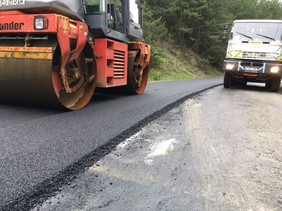 Începe asfaltarea unui sector al drumului județean 103K Căpușu Mare – Râșca