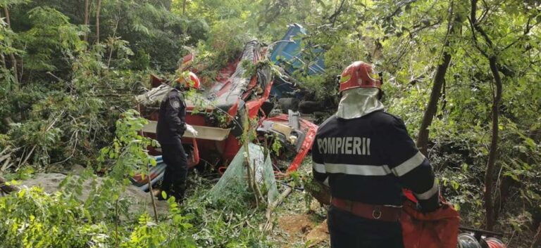 (FOTO) Accident mortal în Topa de Criș: Un autotractor cu semiremorcă a ieșit de pe carosabil și a lovit frontal un copac!