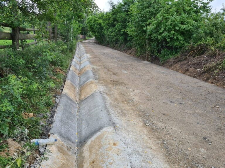 Au fost reluate lucrările la drumul comunal DC 102 Iara – Mașca