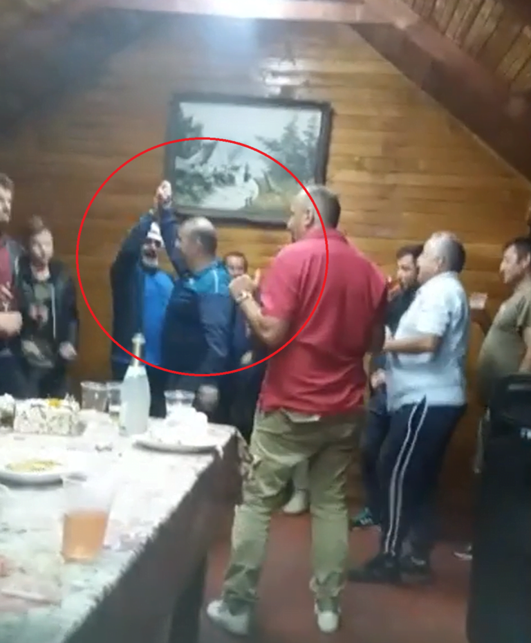 (VIDEO) Primarul din Ciucea dansează pe manele în plină pandemie!