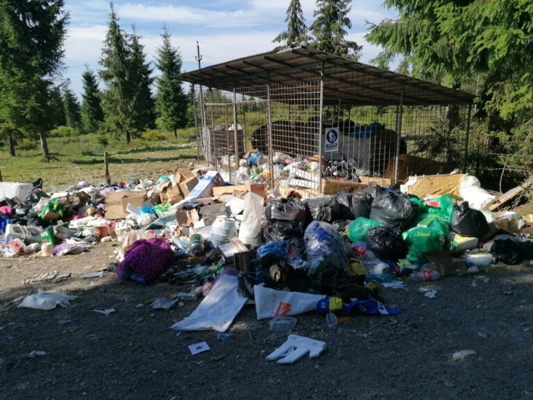 Peisaje pitorești inundate de GUNOAIE în Beliș: Vacile mănâncă din  gunoaie! Turiștii și unii săteni sunt total nepăsători!