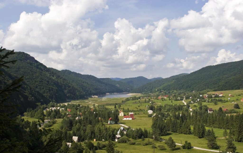 Defileul Crișului Repede și Valea Iadului: Păduri, cascade, peşteri și abrupturi stâncoase într-o zonă feerică din Apuseni