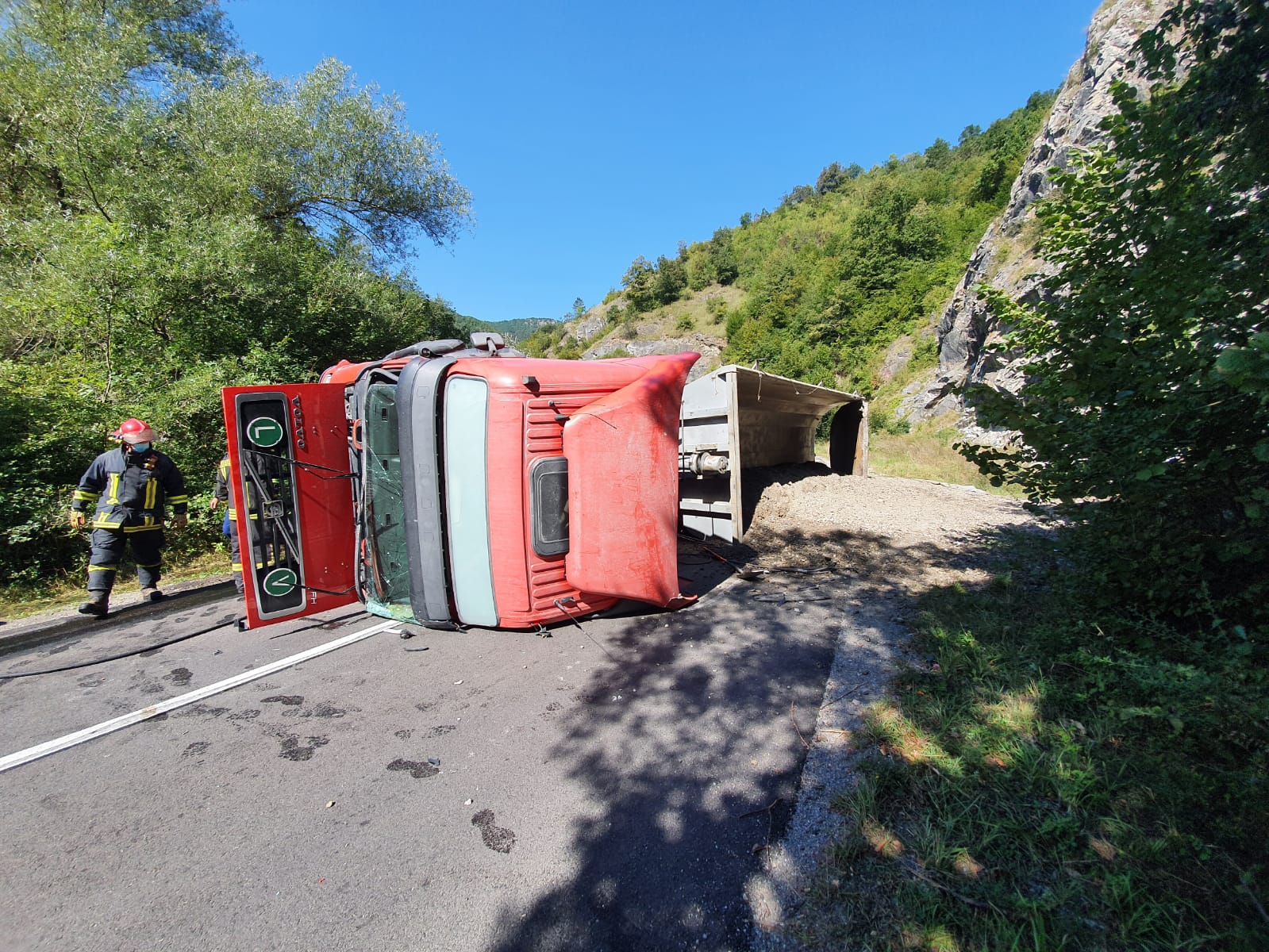 O basculantă plină cu nisip s-a răsturnat pe DJ 107M, între Surduc și Buru!