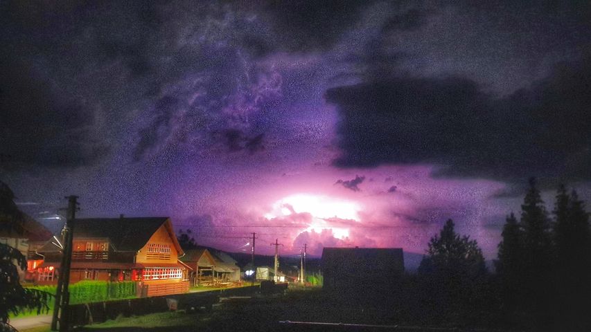 Cod Portocaliu de vijelii puternice, ploi abundente în Țara Moților și Țara Zarandului!