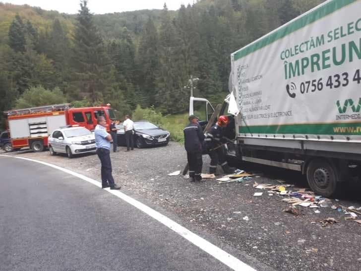 Incendiu la o camionetă, pe DN74, Dealu Mare, în raza comunei Bucium