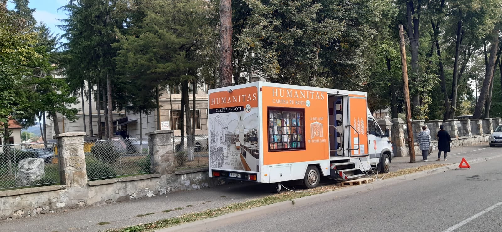 Librăria mobilă Humanitas a ajuns în Brad! Cele mai bune titluri, cele mai bune cărți, lângă liceu!