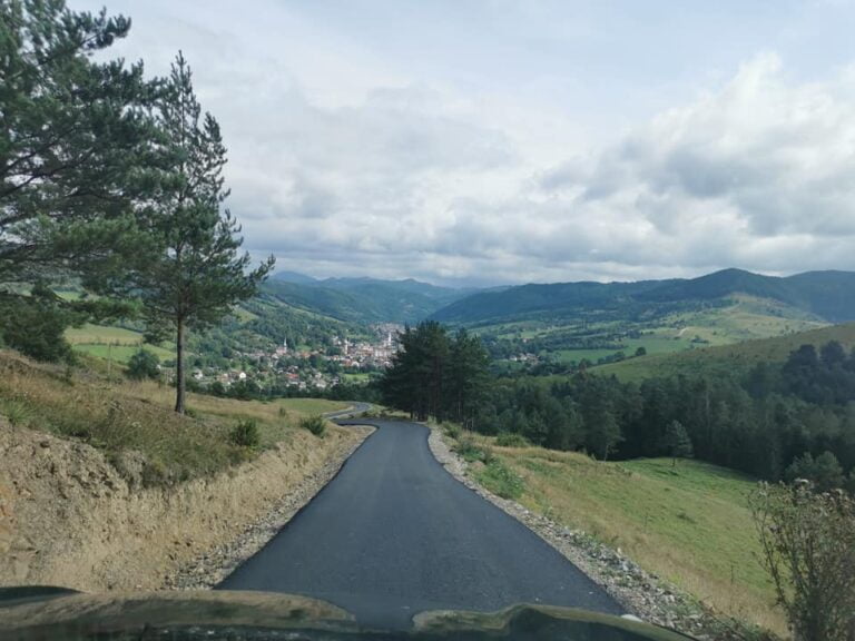 (VIDEO) Se asfaltează la foc continuu în Abrud, în campania electorală: strada Șerbina, urmează Cristea!