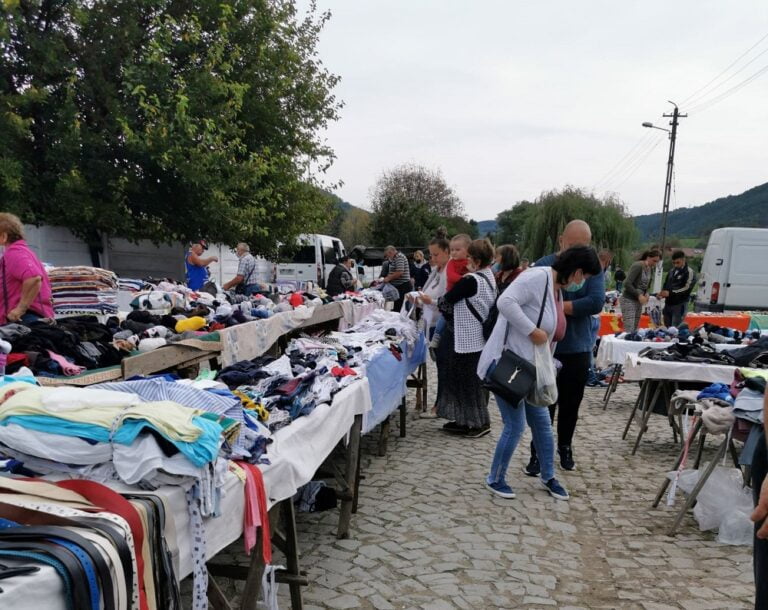 La târg, joia la Brad, masca se poartă și nu prea!