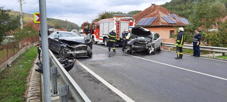 (FOTO) Două maşini s-au ciocnit pe şoseaua Brad – Deva în Luncoiu de Jos