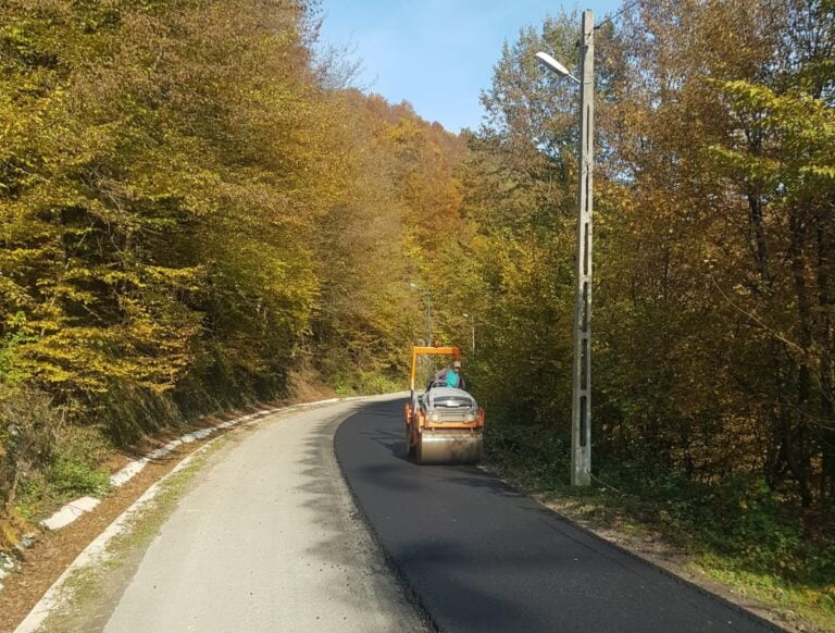 Final de toamnă bogat administrativ în Nucet: Se fac noi asfaltări de drumuri