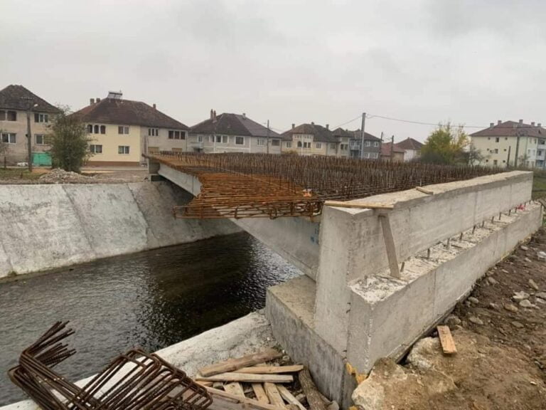(FOTO) Vremea favorabilă face ca lucrările la proiectele orașului Ștei să continue