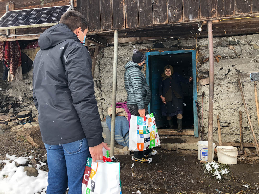 Mai mulți voluntari au parcurs 450 de km prin zăpadă pentru a distribui ajutoare în zonele inaccesibile Apuseni