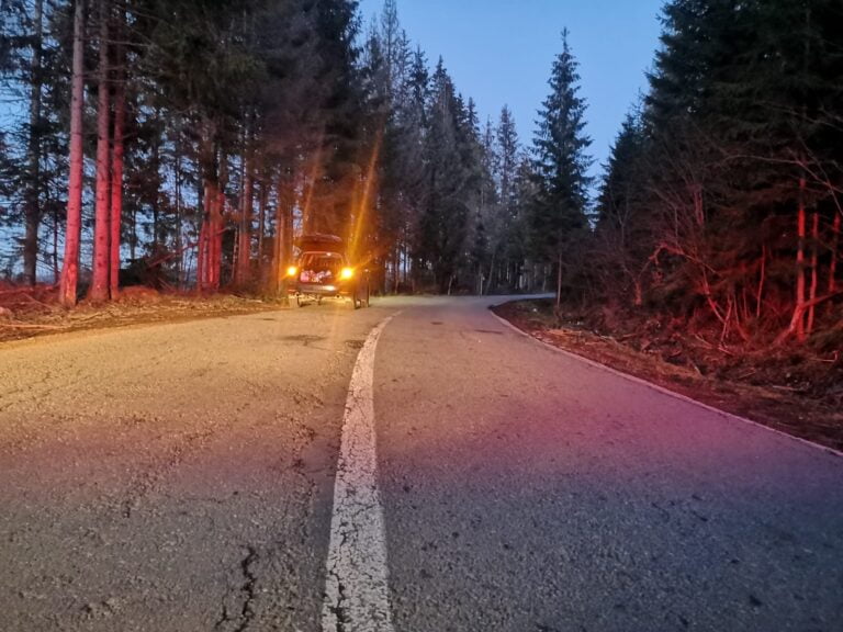 Tânărul de 27 de ani, căzut din portbagajul mașinii pe DN 1R, lângă Poiana Horea,  este în comă