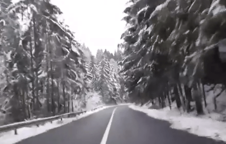 (VIDEO) Iarnă superbă în Apuseni: Drum de poveste din Dealu Negru la Huedin