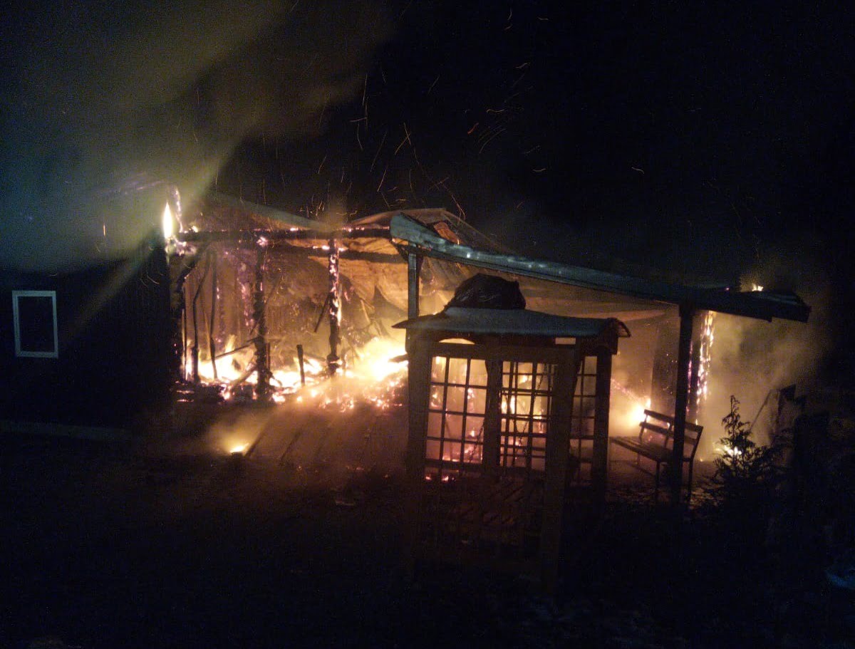 O cabana din Vânători (Ciucea) a ars noaptea trecută! Cauza incendiului: Un şemineu nesupravegheat!