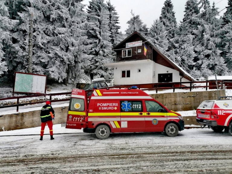 Salvamontiştii din Bihor au salvat un copil de 12 ani care s-a răsturnat cu sania pe o pantă din Vârtop