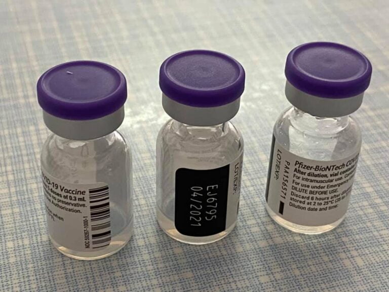 A fost vaccinat împotriva COVID-19 primul medic din  Brad