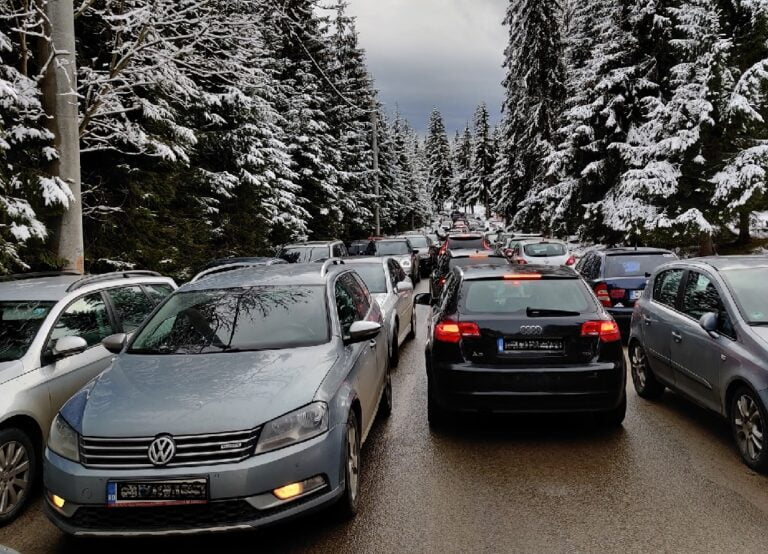 Atenție șoferi! Se stă în coloană la intrarea/ieșirea din Băișoara și Buscat