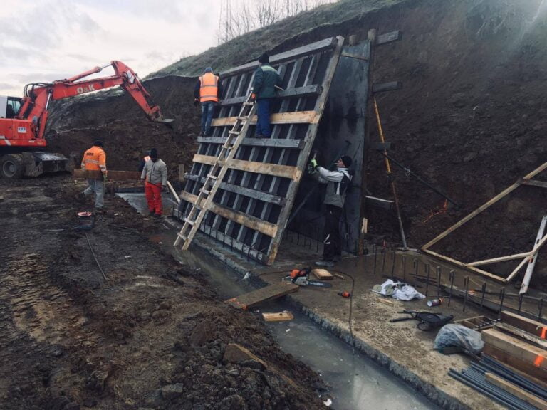 (FOTO) În sfârșit se lucrează pe DN76 pe sectoarele Ioneşti – Vârfurile şi Vârfurile – Ştei!