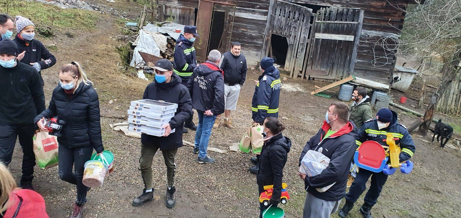 (VIDEO) În prag de sărbători, brădenii inimoși de la Clubul Offroad Brad au ajutat mai mulți nevoiași cu alimente