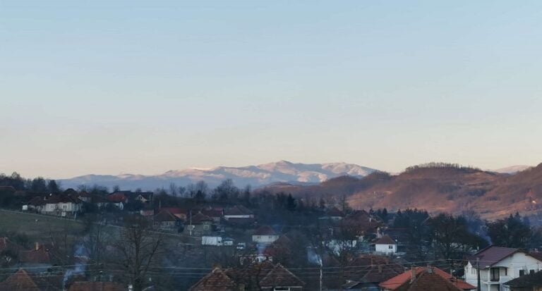 (FOTO) Cum s-au văzut din Brad, în prima zi a anului 2021, vârful Găina și vârful Bihor?