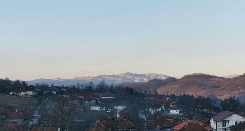 (FOTO) Cum s-au văzut din Brad, în prima zi a anului 2021, vârful Găina și vârful Bihor?