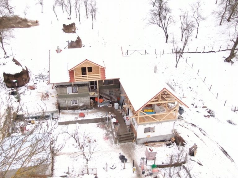 Apel umanitar: O familie din Apuseni, din Buceș, are nevoie de ajutor după ce un incendiu le-a distrus casa la sfârșit de an!