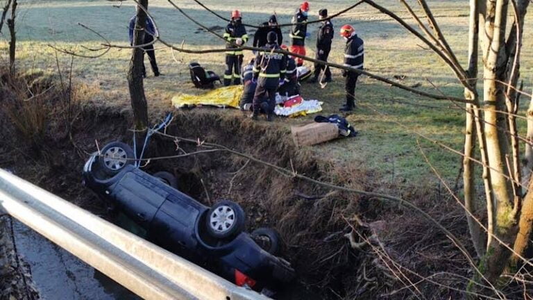 Accident în Vârciorog pe DJ 767: Șoferul care s-a răsturnat în albia unui pârâu de la 3 metri este în stop cardio-respirator!