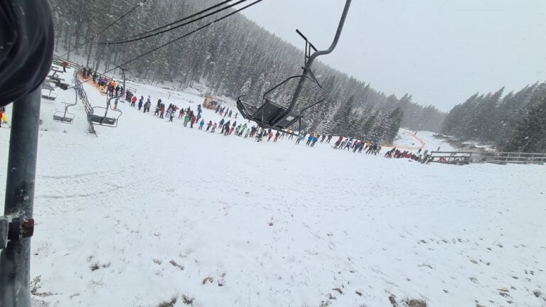 Sfaturile unui turist de la Buscat: Să vină cine are nervi sa stea la coadă la teleschi și sa pornească dis-de-dimineață, altfel mai bine acasă!