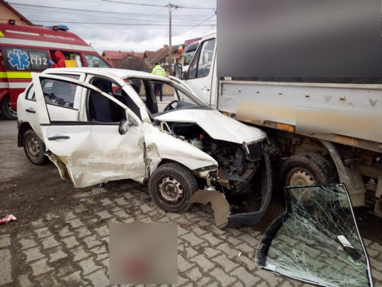 (VIDEO) Accident rutier pe DN1 E60, la intrarea în localitatea Gilău dinspre Cluj: A intrat cu mașina sub un camion!