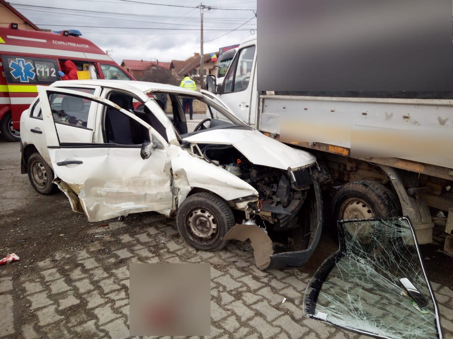 (VIDEO) Accident rutier pe DN1 E60, la intrarea în localitatea Gilău dinspre Cluj: A intrat cu mașina sub un camion!