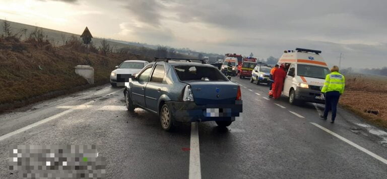 (VIDEO) Accident soldat cu răniți pe DN1 E60, la ieșire Huedin spre Saula: A intervenit un elicopter SMURD!