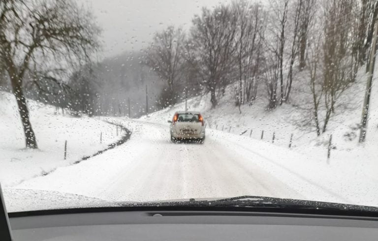 Drum înzăpezit între Damis – Roșia în Bihor!