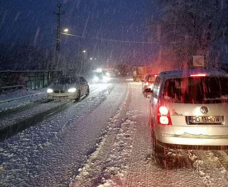 (VIDEO) Alo?! DRDP Timişoara? Curățăm și noi DN76 Deva – Brad? „Europeanul” este înzăpezit!