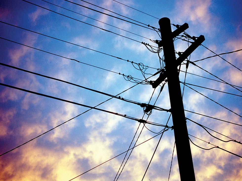 Un șofer din Ribița, băut la volan, în Crișan, a intrat într-un stâlp de electricitate, pe care l-a înclinat!