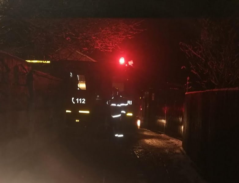Incendiu la o magazie de lemne din cauza unei afumători în Dăroaia
