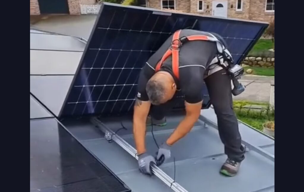 Cinci gospodării izolate din Apuseni intră în secolul XXI: Vor avea curent electric prin panouri fotovoltaice!
