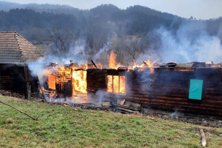 Incendiu în Poșaga! Două case au fost cuprinse de flăcări: O femeie a suferit arsuri!