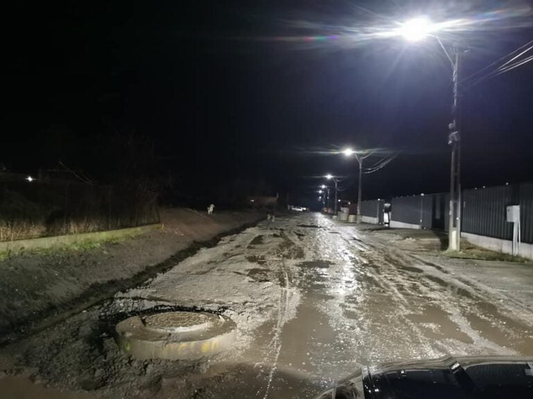 Strada Crișului din Huedin arată după lucrările la apa și canalizare ca o uliță din Teleorman: „Până acum s-au răsturnat 2 camioane!”