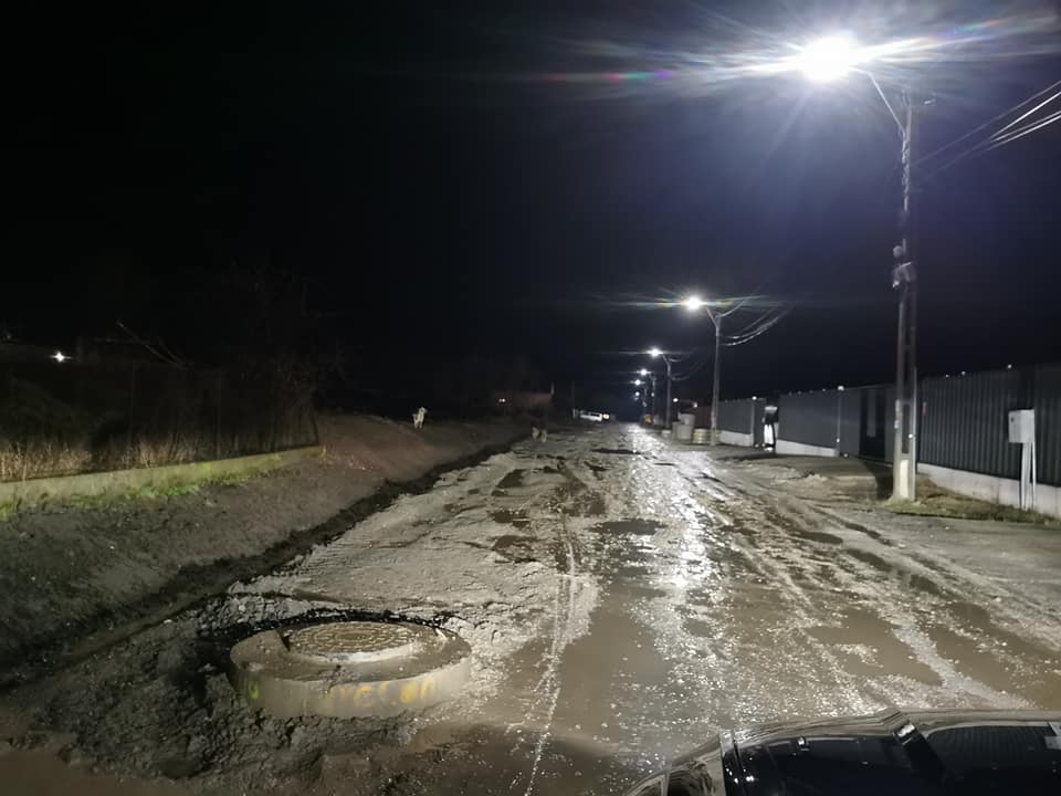 Strada Crișului din Huedin arată după lucrările la apa și canalizare ca o uliță din Teleorman: „Până acum s-au răsturnat 2 camioane!”